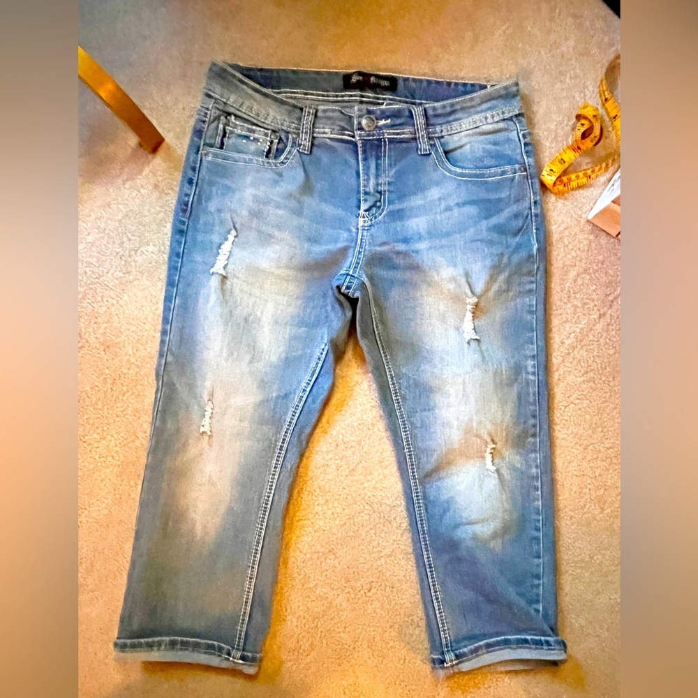 Women’s Love Nation Capri jeans - size 10/30”waist. Like new condition 💙